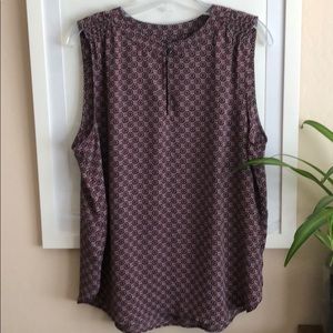 Sleeveless shell w 2-Button Keyhole at Neck